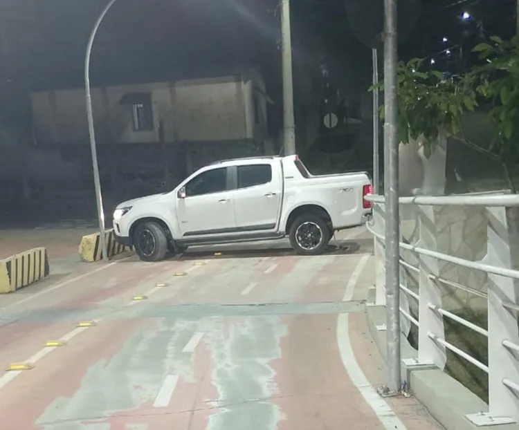 Carro volta de ré ao "dar de cara" com barreiras no final da passarela em Linhares