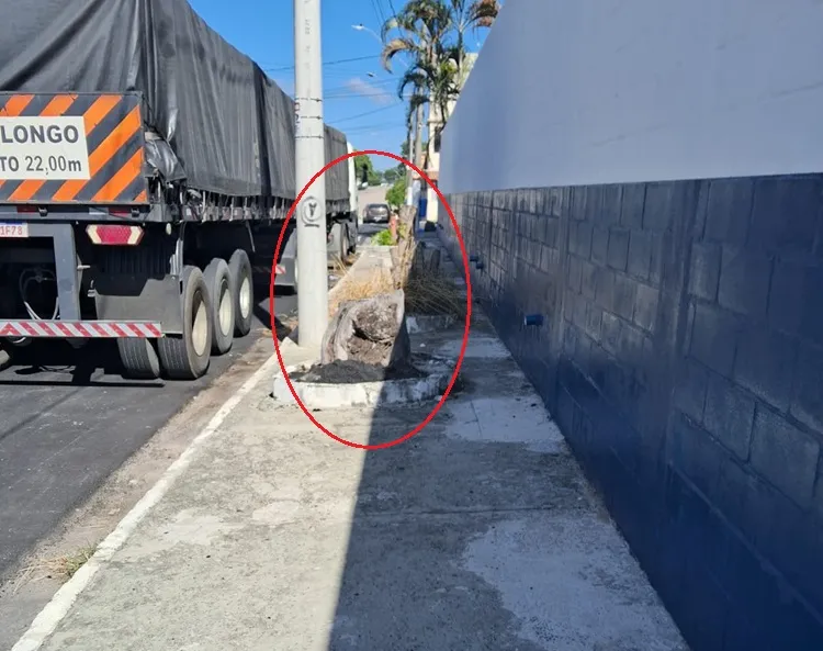 Vejam o que existe nesta calçada, em Linhares. "Impediram a passagem. da gente", reclama leitor.