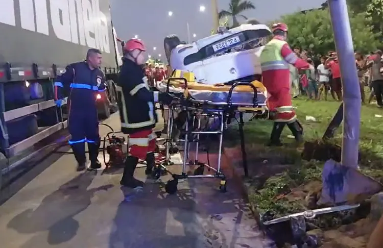 Carro tomba após ser atingido por carreta ao tentar atravessar BR-101, em Sooretama​