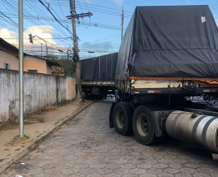 Carretona atinge poste da rede elétrica em esquina do Santa Cruz, Linhares 