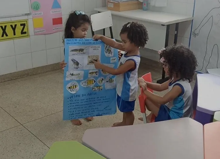 Estudantes aprendem sobre animais que vivem na escola no bairro Palmital