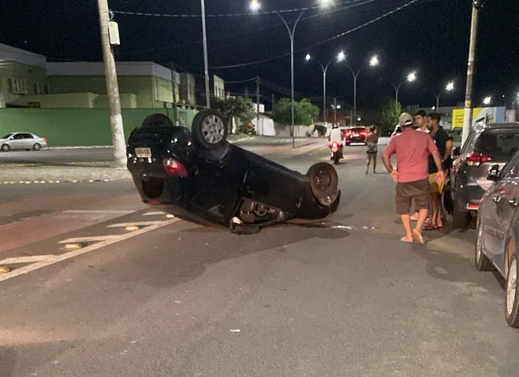 Carro fica com rodas para cima em acidente no Três Barras