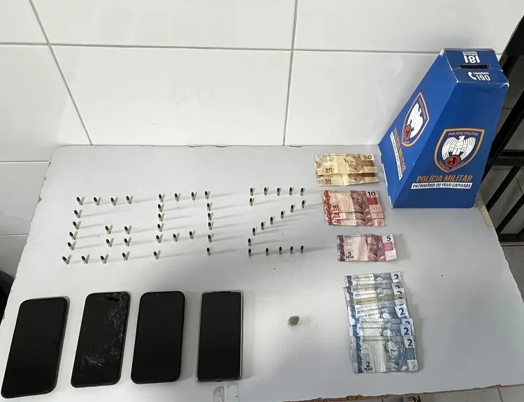 Pó do Aviso: 2 detidos e caixa com munições apreendidas pelo G.A. Um dos conduzidos é dono de bar