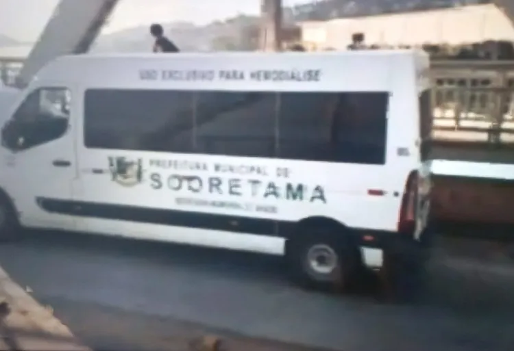 Carro da Prefeitura de Sooretama quebra em plena ponte, em Vitória