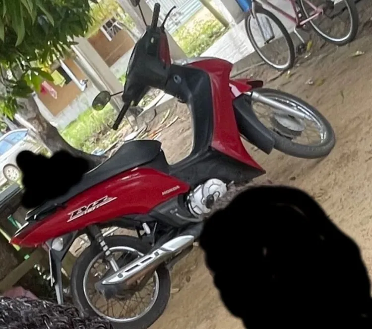 Dupla encosta arma em motociclista e rouba tudo, incluindo o veículo. "Me ajudem"