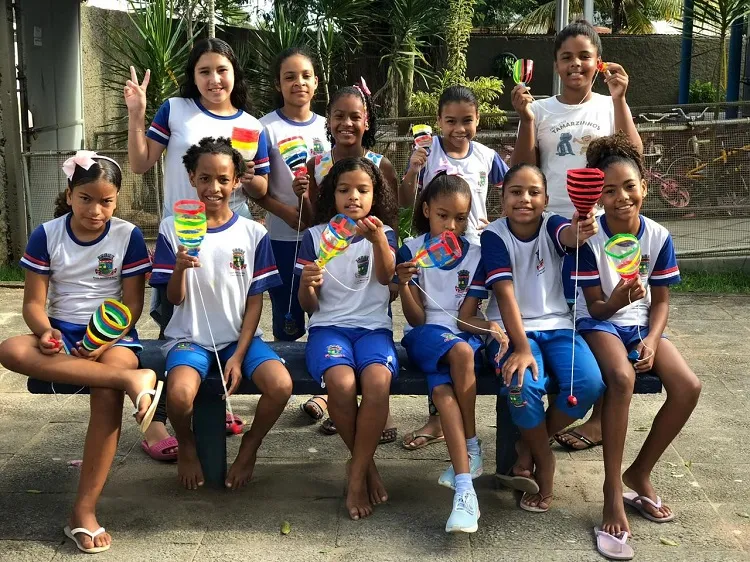 Garrafa pet é transformada em brinquedo em escola de Povoação