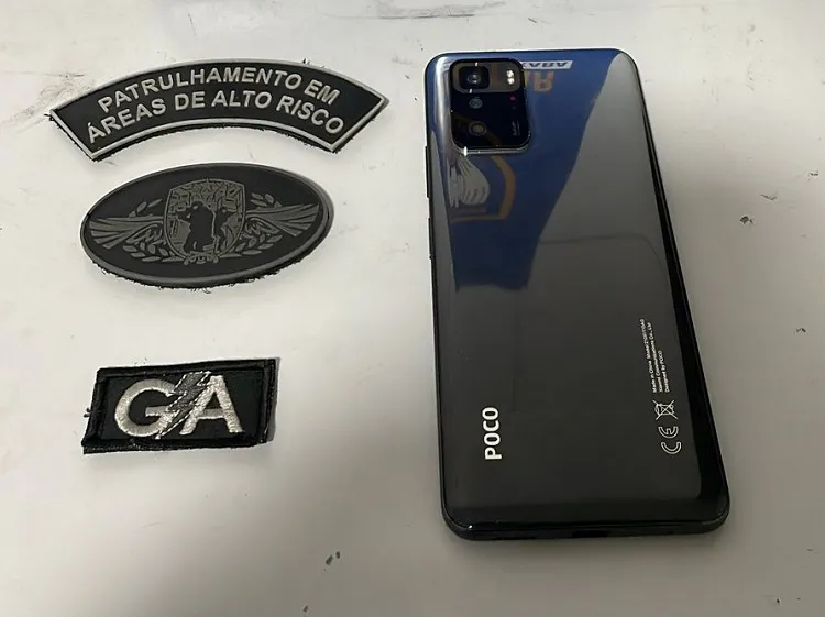 Dupla ameaça vítima com revólver e rouba celular em Linhares. PM age rápido