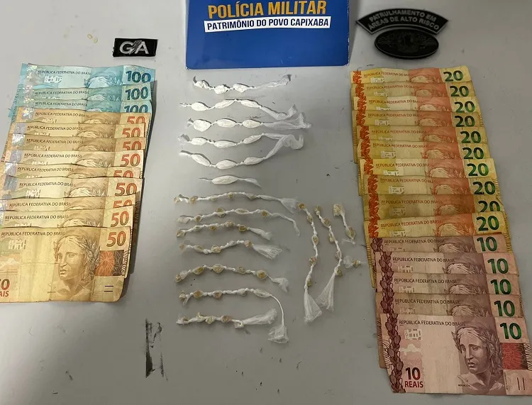 Tomatão: tráfico no prejú de dezenas de pedras e papelotes de drogas, além de dinheiro em Linhares