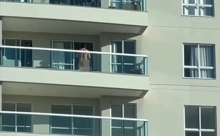 Homem pel4dão faz ginástica na sacada de apartamento, em Linhares