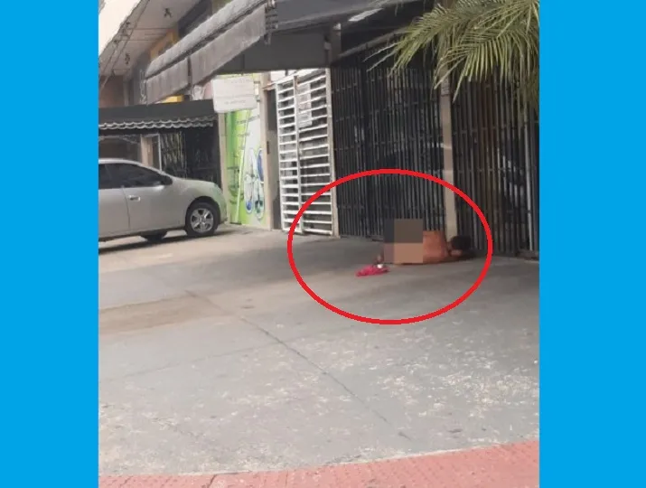Homem peladão é flagrado dormindo tranquilamente sob toldo em Linhares
