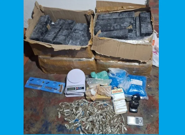 Caixas cheias de droga apreendidas em Linhares. Ação da PM