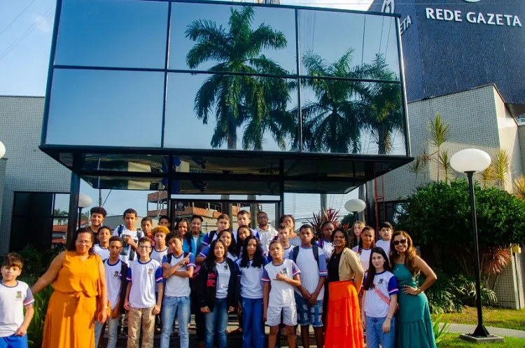 Estudantes de escola do Farias visitam emissora de TV em Linhares
