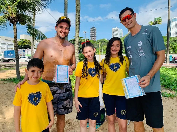 Vôlei: André Stein e George Wanderley recebem o carinho das crianças da LBV 