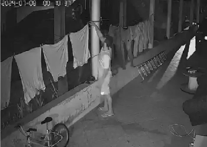 Lalau age no Pontal do Ipiranga, Linhares. Ele pega o que vê pela frente
