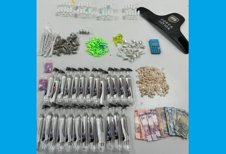 Drogas e dinheiro apreendidos pela PM em morro de Vitória