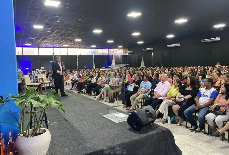 Palestra com professor César Nunes inspira profissionais de educação de Linhares