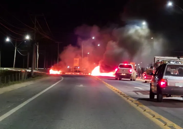 Estrada do Pontal fechada por manifestantes em Linhares
