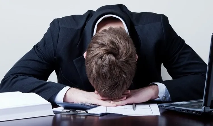 1 a cada 5 funcionários se sente triste no trabalho, revela pesquisa