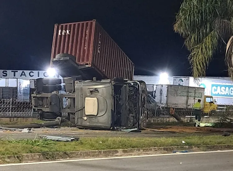 Madrugada: Carreta tomba e interdita BR-101 em Linhares