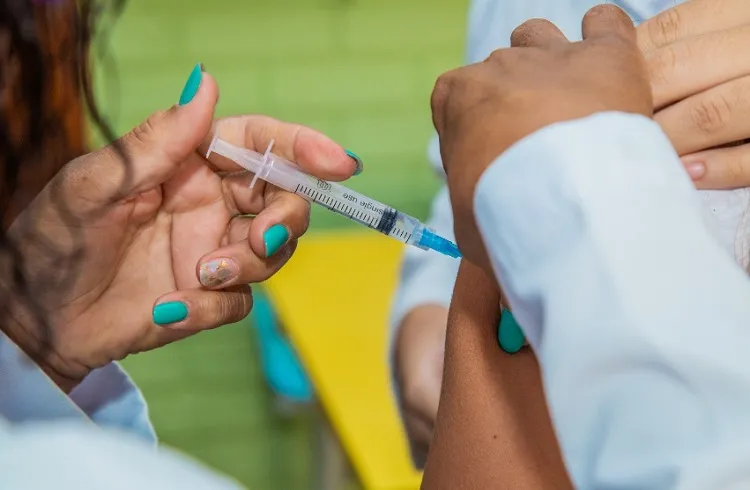 Coqueluche : Linhares vacina profissionais que atuam com crianças de até 4 anos
