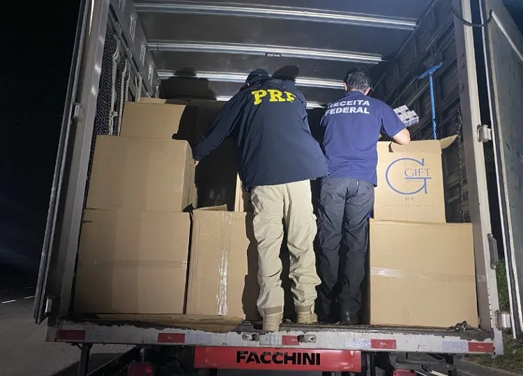 PRF apreende mais de 300 caixas de cigarros contrabandeados no ES