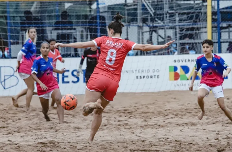 Linhares empata no tempo normal e perde nos pênaltis. Aracruz e Vitória avançam no Estadual feminino de beach soccer 2024