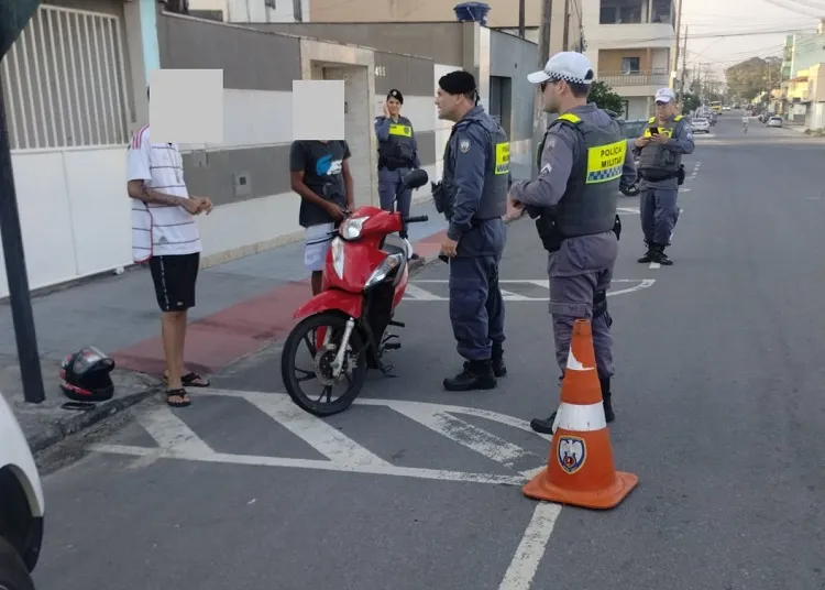Jovem sem CNH e com mandado em aberto é parado em blitz em Linhares