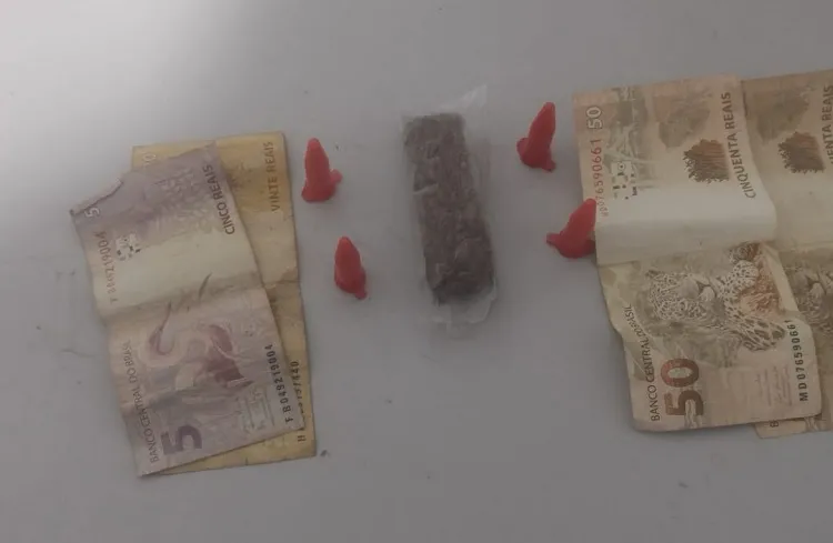 Adolescente flagrado vendendo droga em Linhares. Ele é novo, mas velho conhecido da polícia