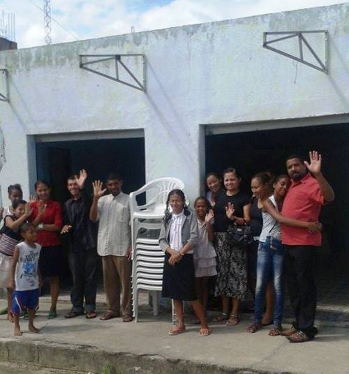 Culto com cadeiras: missionária comemora resultado da fé
