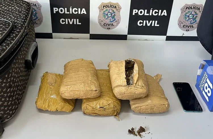 Mulher é presa com 2,5 quilos de skunk. Ela transportava a droga de MT para ES