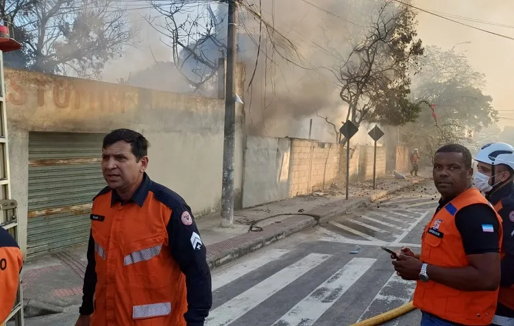 Fábrica de estofados pega fogo no bairro Aviso, Linhares