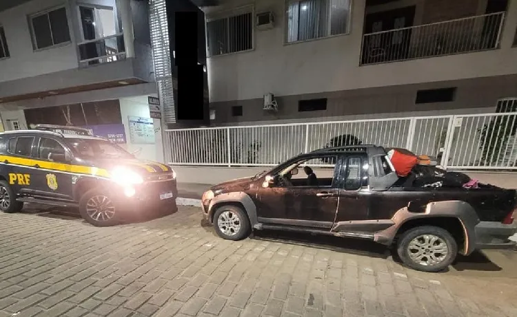 PRF apreende Strada e leva dois ocupantes para a Delegacia de Linhares