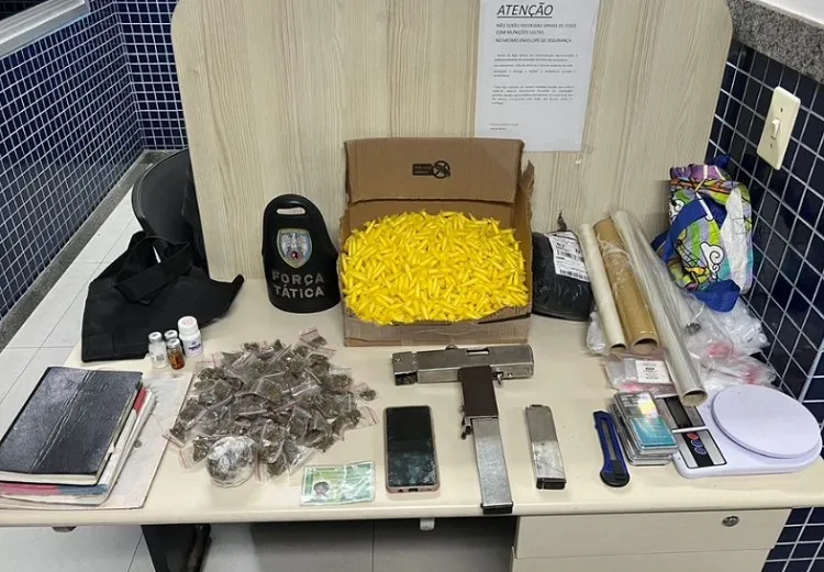 Quase dois mil pinos de cocaína e uma submetralhadora apreendidos em Vila Velha