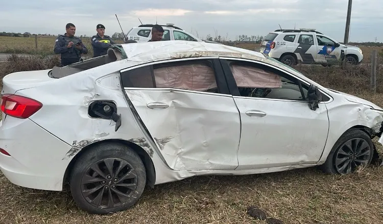 Bandidos roubam Cruze no BNH e capotam na Estrada do Farias, Linhares