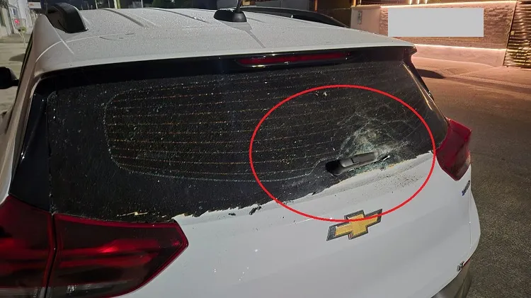 Cantora tem carro apedrejado e escapa de ser atingida em Linhares