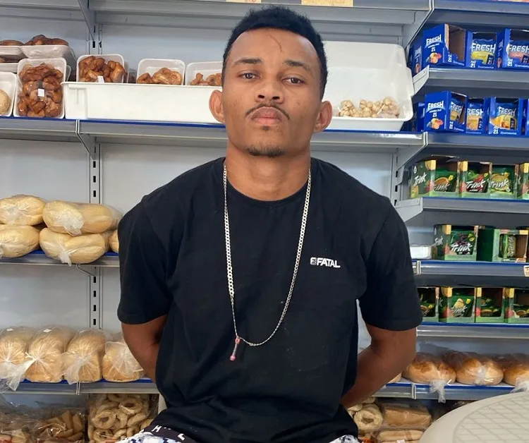 JP é preso dentro de padaria na Bagueira, Linhares. Foi por força de mandado
