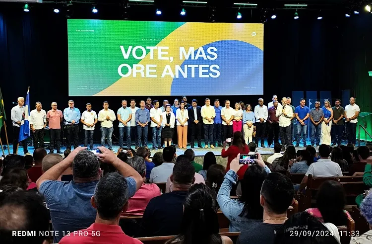 Candidatos esquecem diferenças e lotam igreja evangélica em Linhares