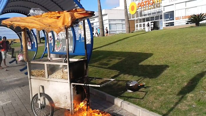 Carrinho de pipoca pega fogo em frente ao shopping Patio Mix