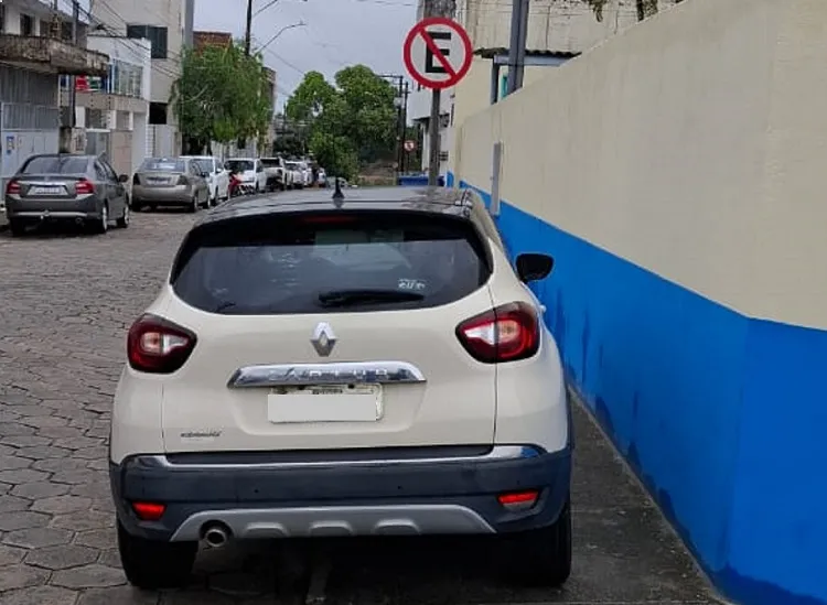 Cena em Linhares: Carro estacionado na calçada e bem diante de placa de proibição