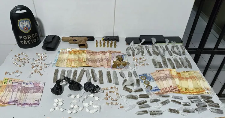 Beco dos Primos: Drogas e arma apreendidas, e três indivíduos levados para a delegacia de Linhares