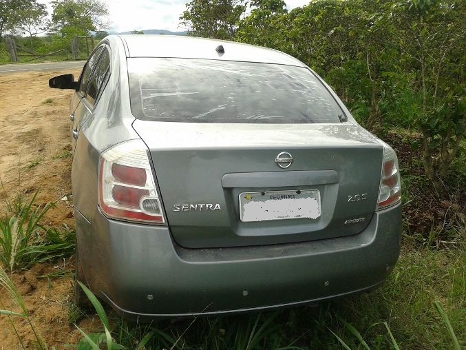 Mistério: dono ‘esquece’ carro às margem da Roberto Calmon