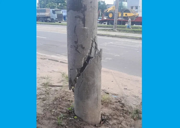 Poste em risco e bem em frente ao Ceim, em Linhares
