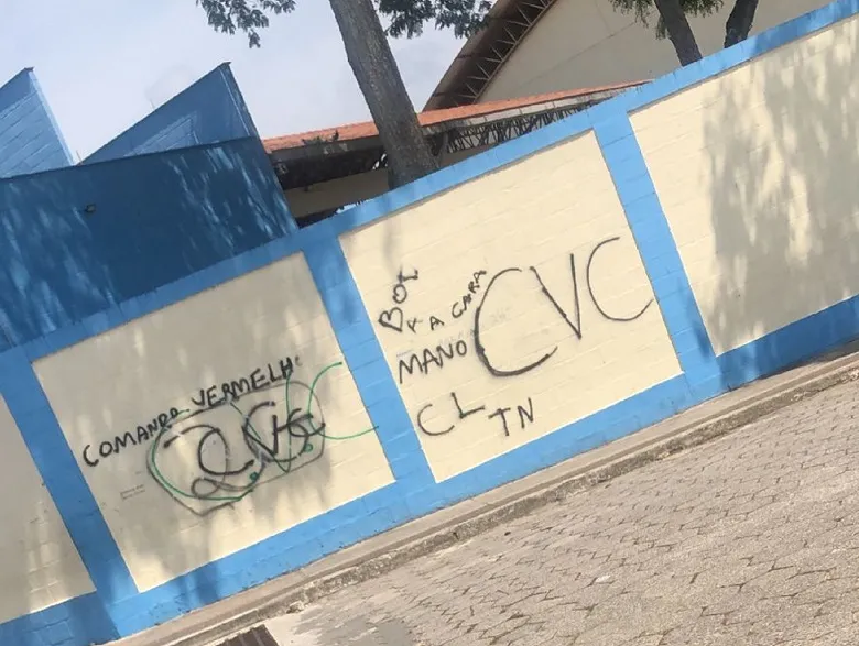 Criminosos “selam” iniciais de facção em muro de escola em Linhares