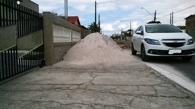 Areia, brita e trabalho de pedreiros complicam vida de deficientes de Linhares