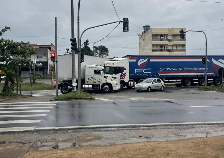 Acidente com cena impressionante em Sooretama. Carreta faz o “L” nos semáforos
