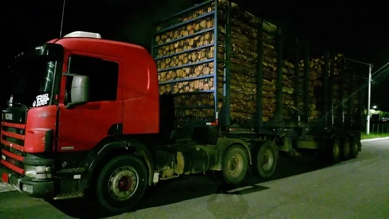 Carreta com carga roubada apreendida em Linhares. Motorista foi detido