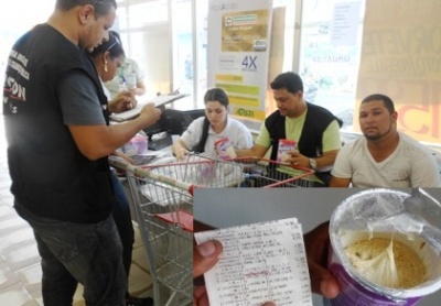 Leite com inseto: Procon e Vigilância Sanitária retiram produto do supermercado
