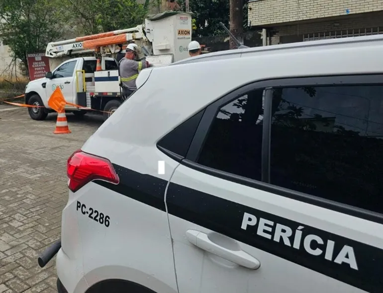 Casa e serralheria no flagra de furto de energia em praia de Vila Velha