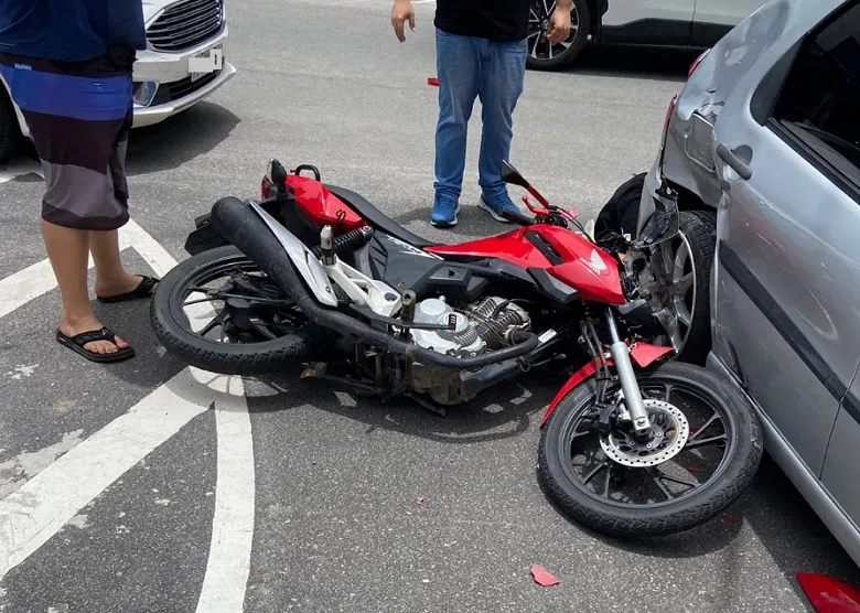 Motociclista perde dedos do pé esquerdo em acidente no Centro de Linhares