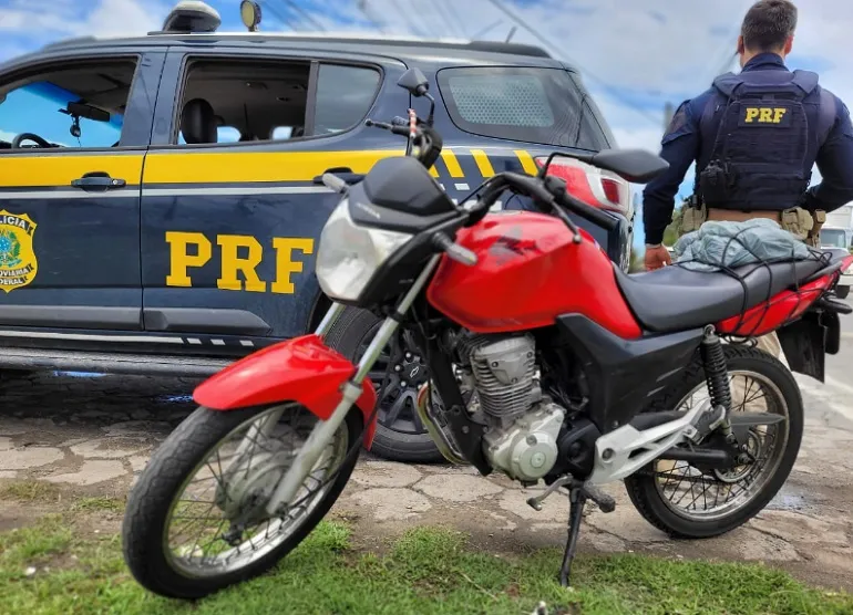 Adolescente de 17 anos flagrado pela PRF com moto clonada na Serra